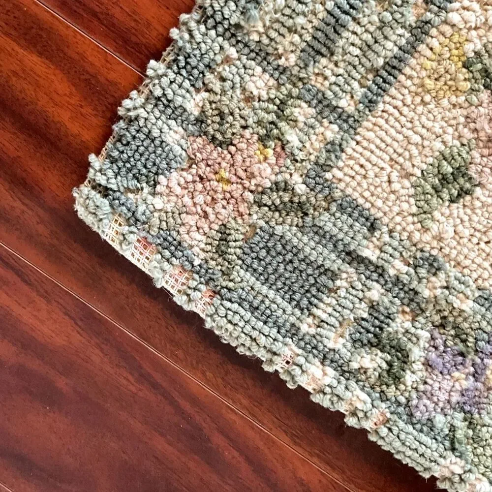 Beautiful vintage floral hook rug 18 1/2